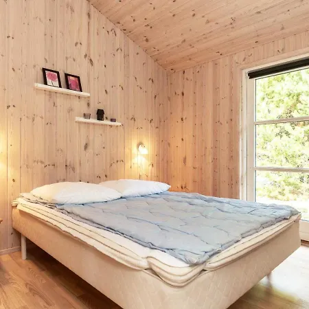 8 Person In Albaek-by Traum *