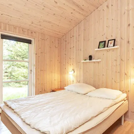 8 Person In Albaek-by Traum *